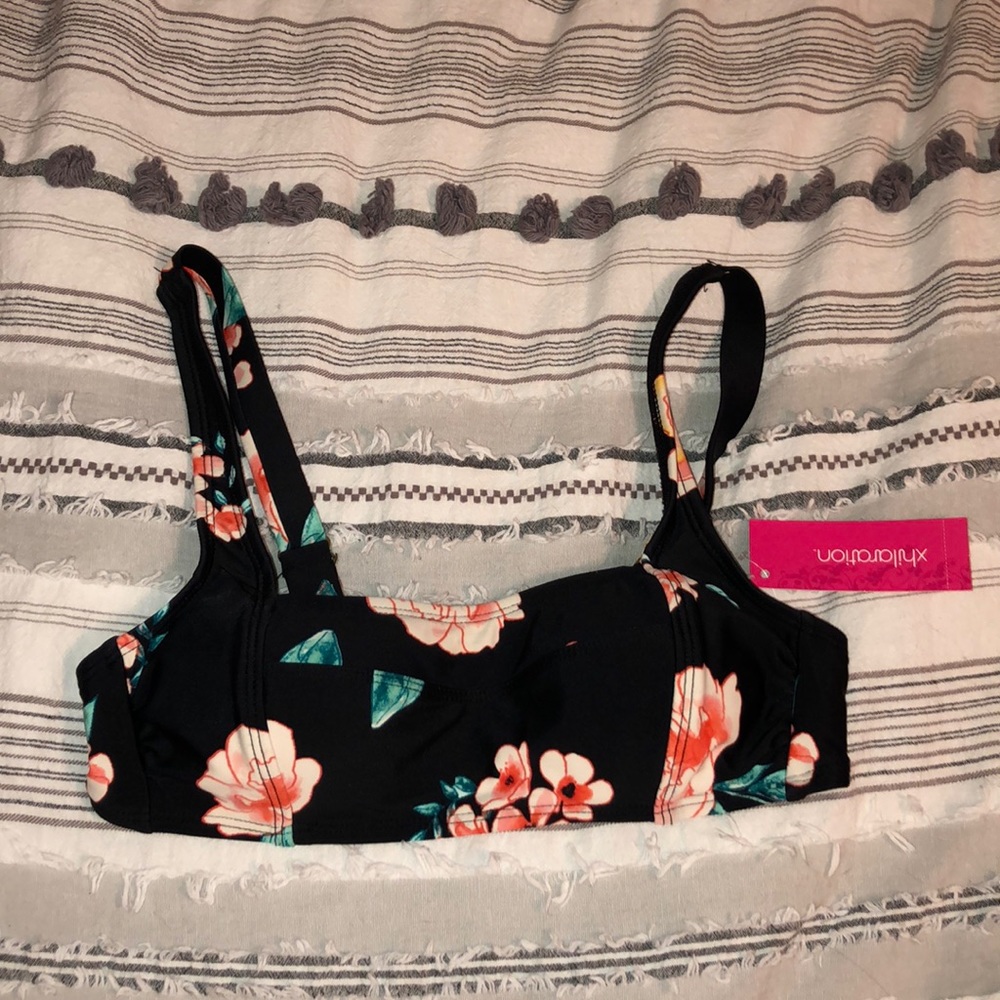 Bikini top from target. Never worn!